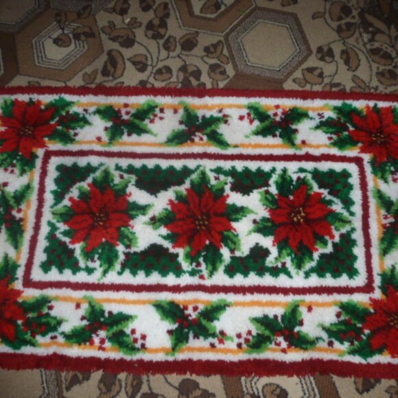Festive Christmas Theme Waved Rug – 53" x 33" – New - Picture 3 of 8